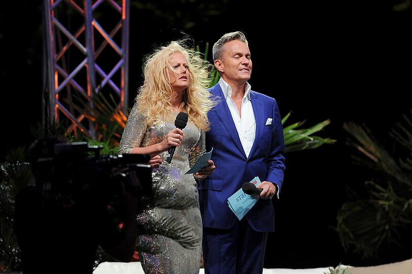 Mehr Bilder von der vom Winde verwehten Barbara Schöneberger.
