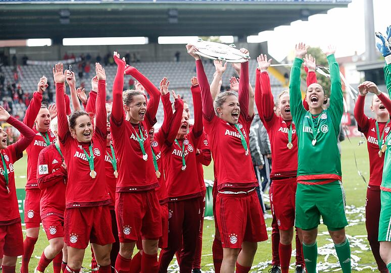 Ausgelassen feierten die Frauen des FC Bayern ihre Titelverteidigung im Grünwalder Stadion. Die Bilder!