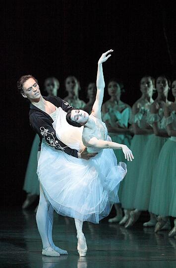 Natalia Osipova und Sergei Polunin in Peter Wrights Version des Ballett-Klassikers &bdquo;Giselle&ldquo; im Nationaltheater.