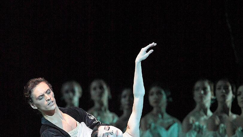 Natalia Osipova und Sergei Polunin in Peter Wrights Version des Ballett-Klassikers „Giselle“ im Nationaltheater. Natalia Osipova und Sergei Polunin in Peter Wrights Version des Ballett-Klassikers „Giselle“ im Nationaltheater.