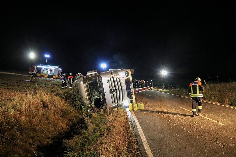 In Unterfranken kam es in der Nacht auf Dienstag zu einem schlimmen Unfall mit einem Viehtransporter - die Bilder.