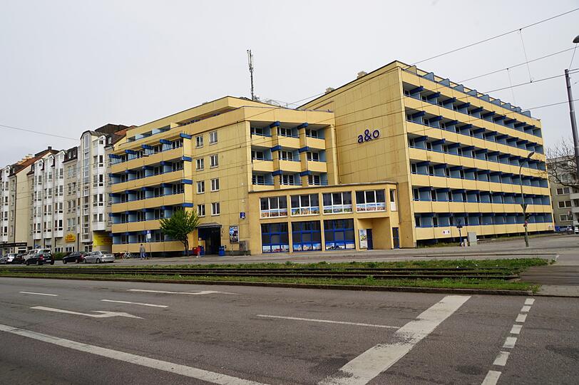 Im "A&O"-Hostel in der Arnulfstraße ist es am Ostermontag zu einer Messerstecherei gekommen - ein 61-Jähriger erlag tags darauf seinen schweren Verletzungen.