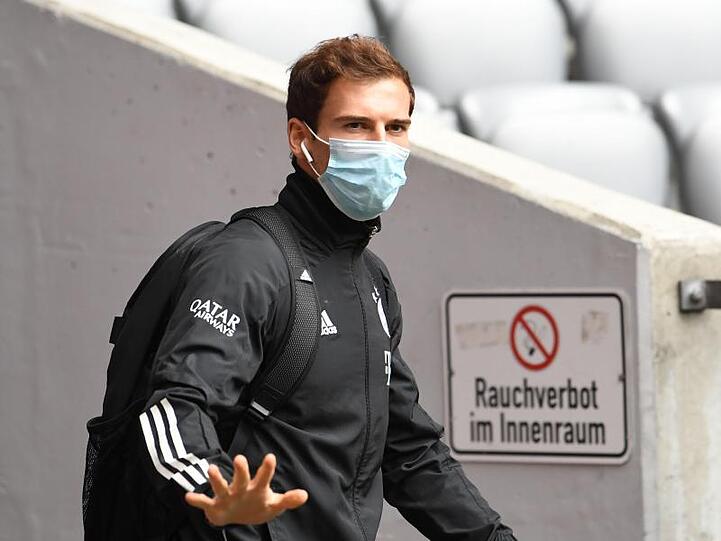 Leon Goretzka kommt mit Mundschutz ins Stadion. Foto: Sven Hoppe/dpa-Pool/dpa/Archivbild