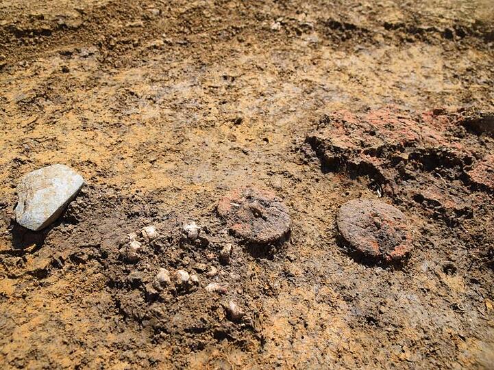 Zwei Miniräder aus Ton in einem Kindergrab aus der Kupferzeit. Foto: Archäologiebüro Dr. Woidich GmbH