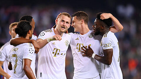 Die Defensive um Matthijs de Ligt (3. v. l.) stand gegen Barcelona sicher.