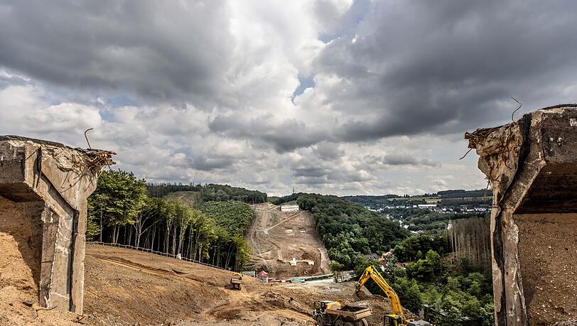 Hier stand mal eine Brücke: Die Rahmede-Talbrücke an der A45 bei Lüdenscheid wurde im Mai 2023 gesprengt. (Archivbild)