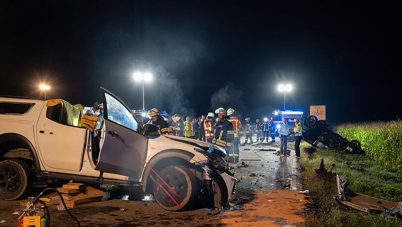 Bei Osterhofen stoßen zwei Autos zusammen.