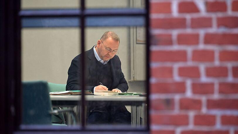 Verdi-Chef Frank Werneke vertiefte sich in Unterlagen.