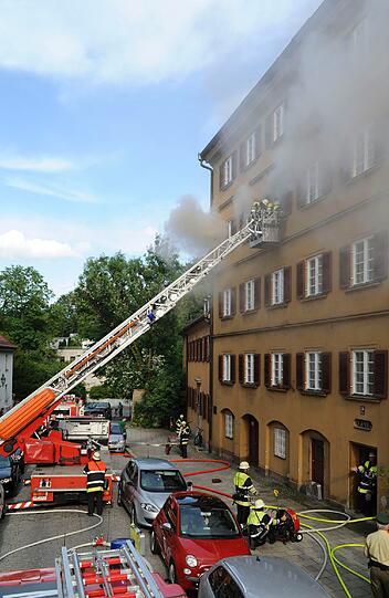 Feilitzschstr.: Wohnungsbrand in Schwabing. Flammen schlagen aus einem Küchenfenster im 3. Stock. Alle Hausbewohner befinden sich bereits im Freien. Eine bettlägrige Dame aus der Brandwohnung hatten sie bereits mit vereinten Kräften nach unten getragen. Über die Drehleiter und den Treppenraum geht die Feuerwehr zur Brandbekämpfung vor. Das Feuer kann schnell gelöscht werden, die Wohnung ist jedoch unbewohnbar.