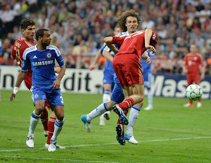 ... von oben nach unten, so dass der Ball als Aufsetzer aufs Chelsea-Tor fliegt und Cech ihn nicht mehr halten kann.