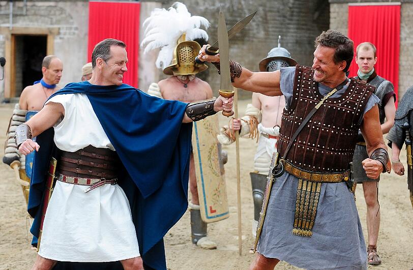 Mit dem drei Stunden langen Live-Spektakel aus dem Amphitheater in Xanten sollte spielerisch Wissen über die alten Römer vermittelt werden. Die Bilder aus der Show
