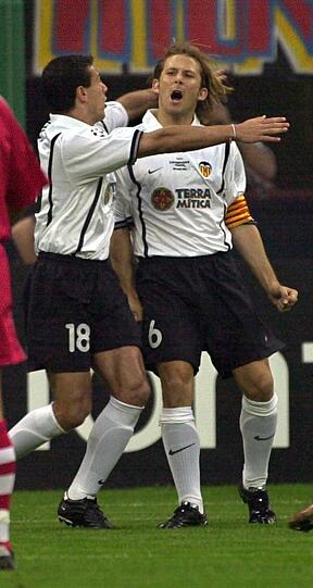 Valencia hatte im Jahr zuvor im Finale 0:3 gegen Real Madrid verloren, wollte den Titel diesmal unbedingt. Hier freut sich Mendieta (r.) über das 1:0.
