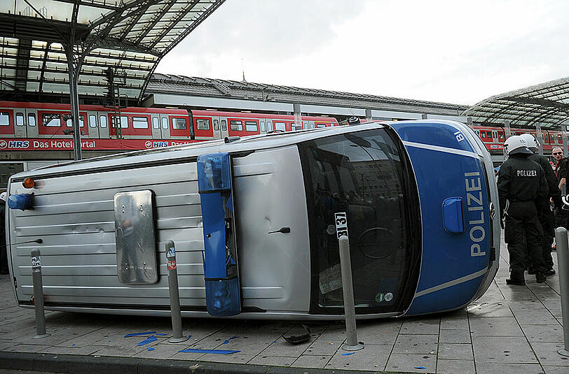 Polizeieinsatz gegen Hooligans in Köln - die Bilder.