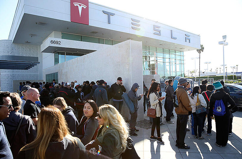 Tesla-Fans vor einem Laden im kalifornischen Buena Park. Foto: Eugene Garcia