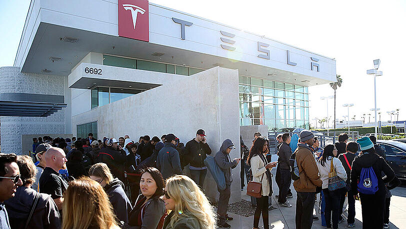 Tesla-Fans vor einem Laden im kalifornischen Buena Park. Foto: Eugene Garcia