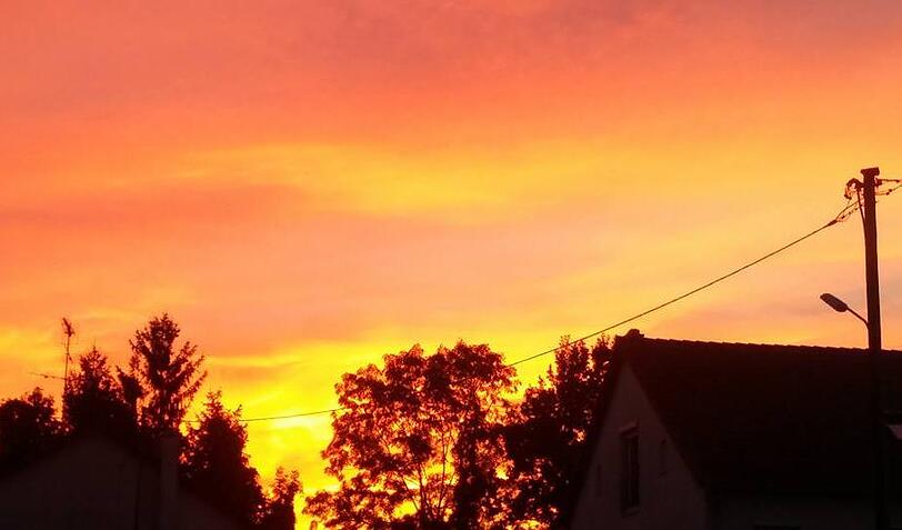 Auch der Himmel über Pliening zeigte sich farbenfroh wie selten.