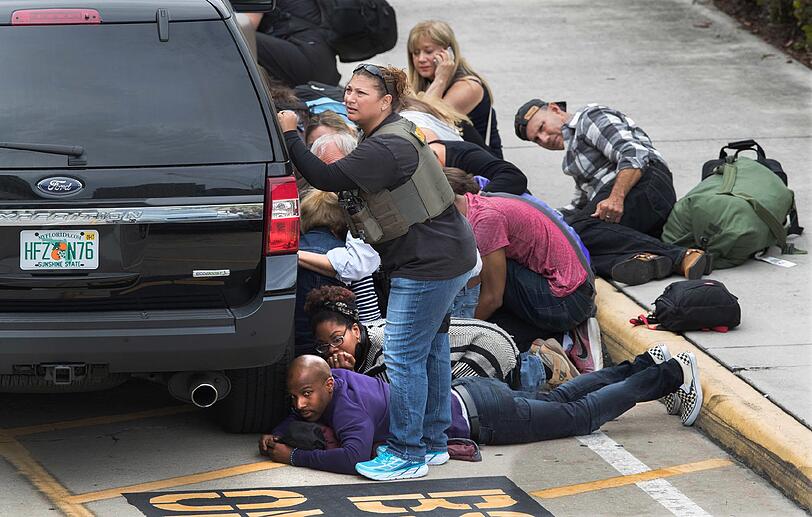 Nach den tödlichen Schüssen auf dem Flughafen von Fort Lauderdale in Florida hat die Polizei einen Verdächtigen verhaftet. Er soll mindestens fünf Menschen erschossen haben, acht weitere wurden verletzt. Das teilte der zuständige Sheriff mit.