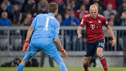 Arjen Robben vollstreckt gegen Augsburgs Keeper Andreas Luthe.