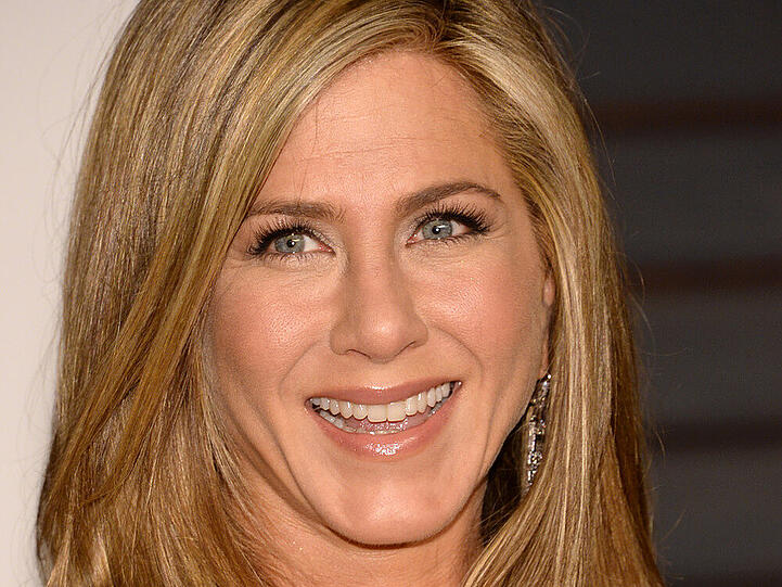 Jennifer Aniston: Neben genügend Schlaf setzt die Schauspielerin auch auf ausreichende Flüssigkeitzufuhr, wie sie einmal in einem Interview erklärte