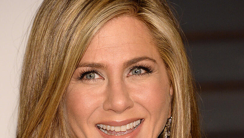Jennifer Aniston: Neben genügend Schlaf setzt die Schauspielerin auch auf ausreichende Flüssigkeitzufuhr, wie sie einmal in einem Interview erklärte Jennifer Aniston: Neben genügend Schlaf setzt die Schauspielerin auch auf ausreichende Flüssigkeitzufuhr, wie sie einmal in einem Interview erklärte