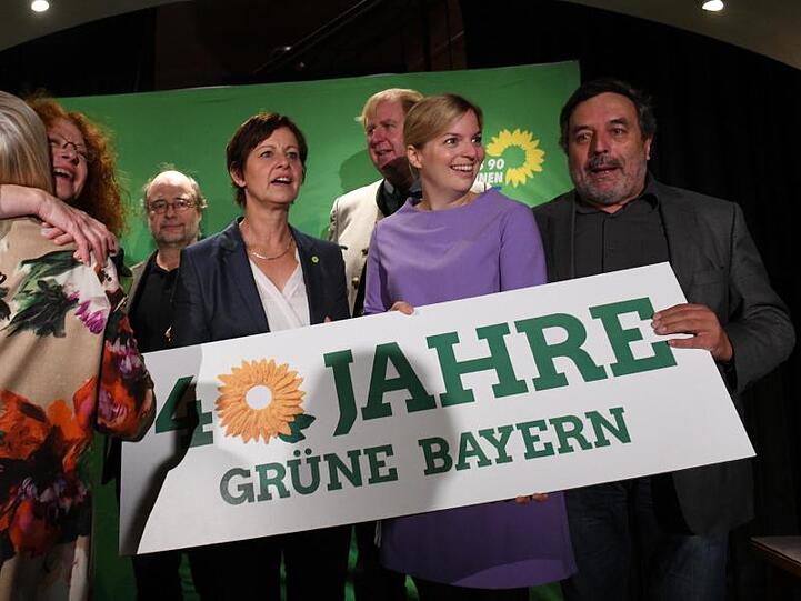 Ludwig Hartmann ( l-r), Claudia Roth, Margarete Bause, Eike Hallitzky, Sigi Hagl, Wolfgang Rzehak, Katharina Schulze und Christian Magerl von den Grünen. Foto: Angelika Warmuth/dpa