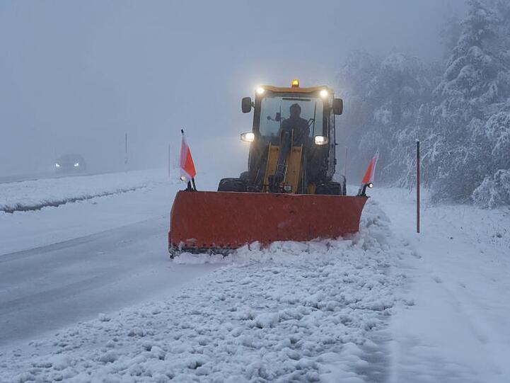 Erster Schnee wird auf der Schwarzwaldhochstraße geräumt.
