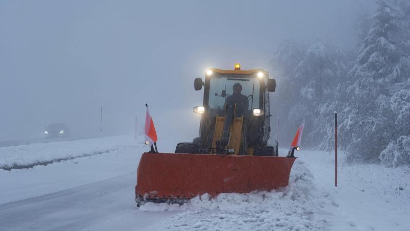 Erster Schnee wird auf der Schwarzwaldhochstraße geräumt.