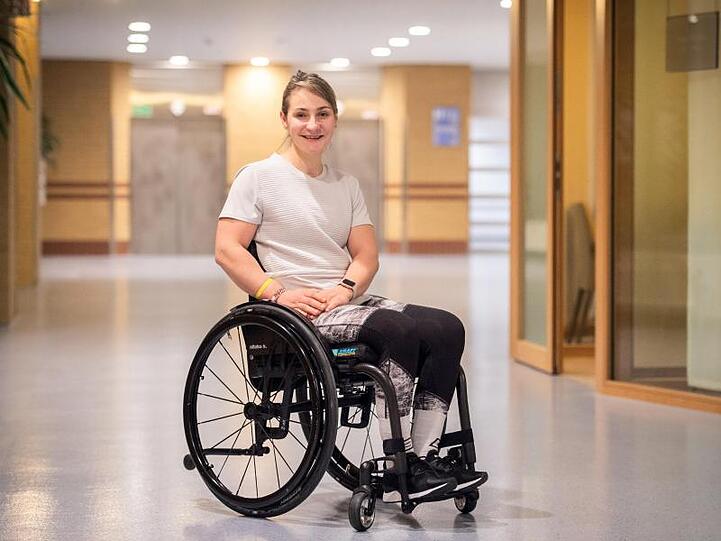 Die nach ihrem Unfall querschnittgelähmte Bahnrad-Olympiasiegerin Kristina Vogel im Unfallkrankenhaus Berlin.