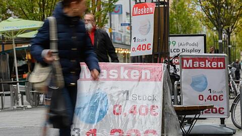 In der Fußgängerzone von Offenbach werben mehrere Plakate für Masken.