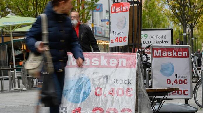 In der Fußgängerzone von Offenbach werben mehrere Plakate für Masken.