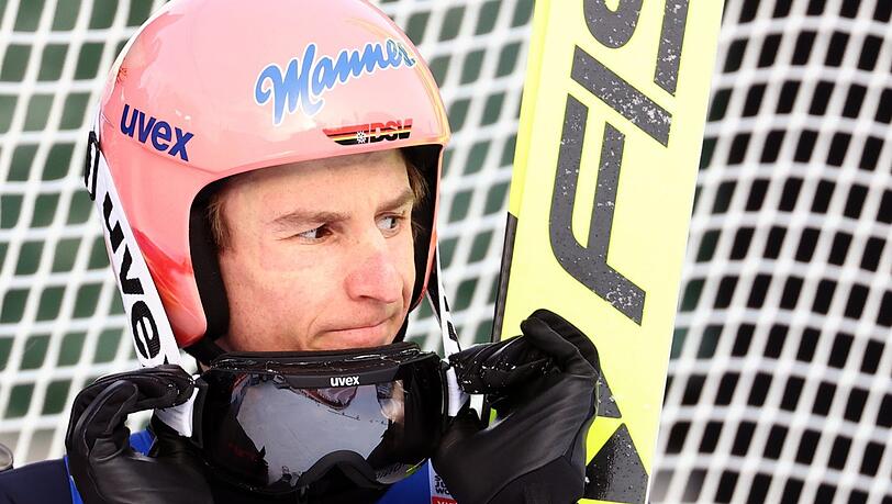 "Im Moment bin ich ziemlich angefressen", sagt der deutsche Skiflug-Weltmeister Karl Geiger, der in Innsbruck patzt. Der Gesamtsieg der Vierschanzentournee ist "so gut wie durch".