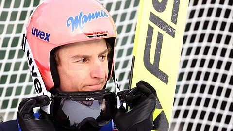 "Im Moment bin ich ziemlich angefressen", sagt der deutsche Skiflug-Weltmeister Karl Geiger, der in Innsbruck patzt. Der Gesamtsieg der Vierschanzentournee ist "so gut wie durch".