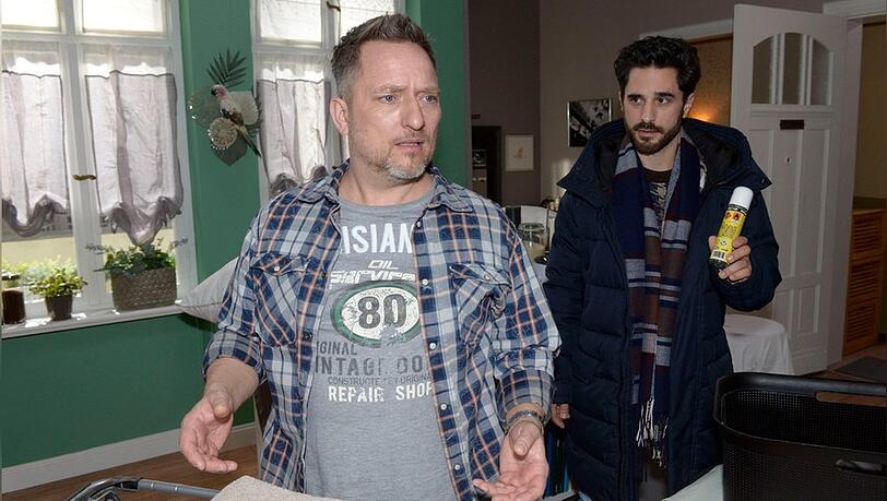 "GZSZ": Michi (l.) erkennt, dass er falschen Bettwanzen-Alarm ausgelöst hat.
