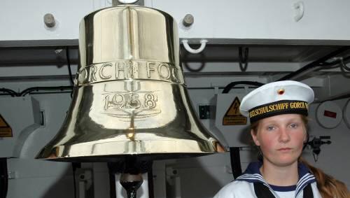 Stolze Soldatin: Jenny B. neben der Schiffsglocke der "Gorch Fock". Stolze Soldatin: Jenny B. neben der Schiffsglocke der "Gorch Fock".