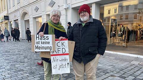 Stefan M. und Barbara M. gehen nicht oft demonstrieren. "Aber die Zeit war jetzt reif", sagt Barbara M. Die Demo sei aber nur der Anfang.