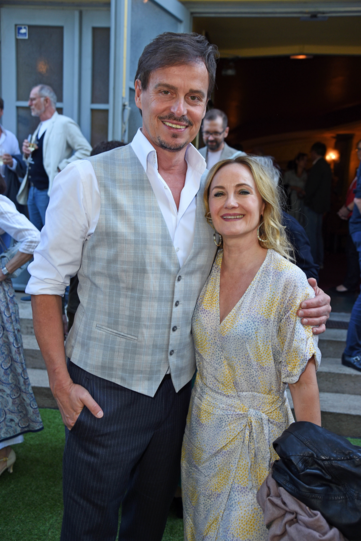 So sah es auch bei Felix Martin und Katharine Mehrling aus: Die beiden hatten bei der Premiere von "Oktoberfest The Musical. Beinah wahr…" anscheinend mächtig viel Spaß.