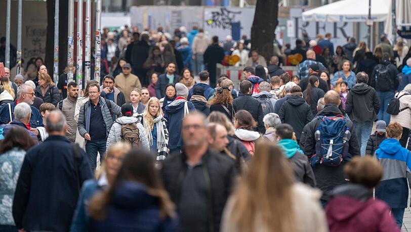 Passanten in der Münchner Fußgängerzone - in einem bisher schwachen Jahr hofft der Handel auf einen Endspurt. (Archivbild) Passanten in der Münchner Fußgängerzone - in einem bisher schwachen Jahr hofft der Handel auf einen Endspurt. (Archivbild)