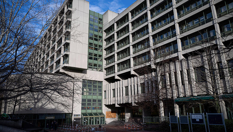 Außenansicht des Strafjustizzentrums: Hier wird seit Dienstag gegen eine 20-Jährige wegen versuchtem Mord verhandelt. Außenansicht des Strafjustizzentrums: Hier wird seit Dienstag gegen eine 20-Jährige wegen versuchtem Mord verhandelt.