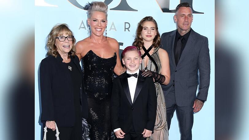 Pink (2. von links) mit Mann, Kindern und Mutter bei den Tony Awards. Pink (2. von links) mit Mann, Kindern und Mutter bei den Tony Awards.