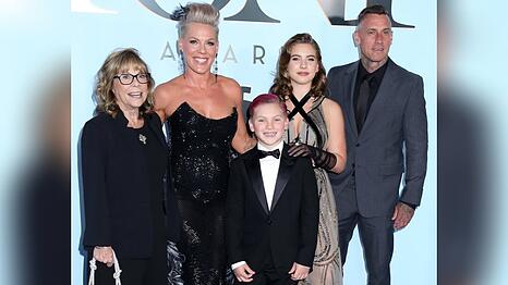 Pink (2. von links) mit Mann, Kindern und Mutter bei den Tony Awards.