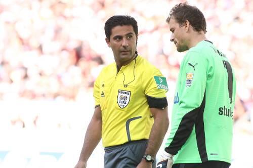 Irgendwie nicht Club-kompatibel: Schiri Babak Rafati, hier im Gespräch mit VfB-Keeper Jens Lehmann.