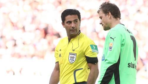 Irgendwie nicht Club-kompatibel: Schiri Babak Rafati, hier im Gespräch mit VfB-Keeper Jens Lehmann. Irgendwie nicht Club-kompatibel: Schiri Babak Rafati, hier im Gespräch mit VfB-Keeper Jens Lehmann.