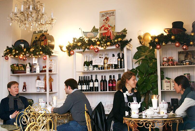 So sitzen die Gäste in dem schon weihnachtlich geschmückten Café.