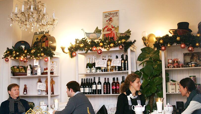 So sitzen die Gäste in dem schon weihnachtlich geschmückten Café. So sitzen die Gäste in dem schon weihnachtlich geschmückten Café.