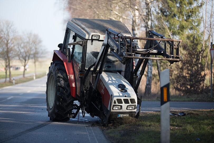 Der Zusammenstoß zwischen dem Transporter und dem Traktor war so heftig, dass die Achse des Traktors rausgerissen wurde und auf der Straße liegenblieb.