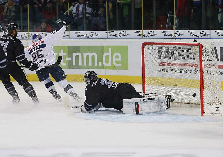 EHC-Verteidiger Derek Joslin erzilet gegen Nürnberg drei Tore.