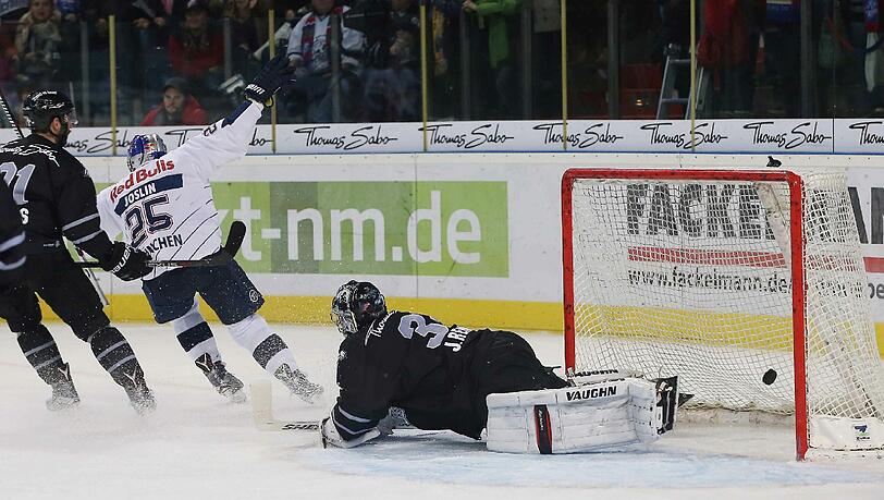 EHC-Verteidiger Derek Joslin erzilet gegen Nürnberg drei Tore. EHC-Verteidiger Derek Joslin erzilet gegen Nürnberg drei Tore.