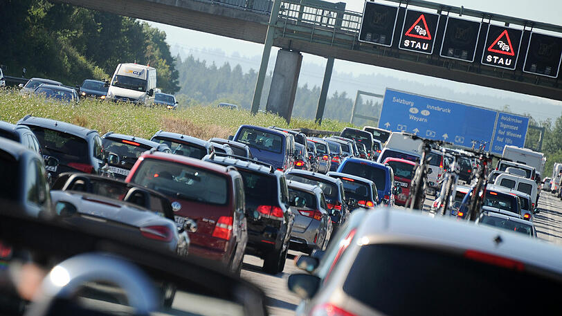 Nächstes Wochenende walzt die Blechlawine wieder über deutsche Autobahnen - hier erfahren Sie, wo am meisten Stau erwartet wird.