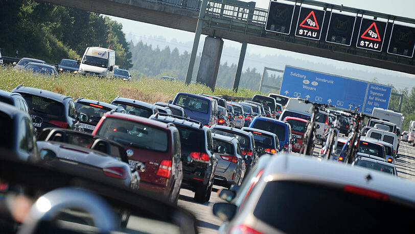 Nächstes Wochenende walzt die Blechlawine wieder über deutsche Autobahnen - hier erfahren Sie, wo am meisten Stau erwartet wird. Nächstes Wochenende walzt die Blechlawine wieder über deutsche Autobahnen - hier erfahren Sie, wo am meisten Stau erwartet wird.