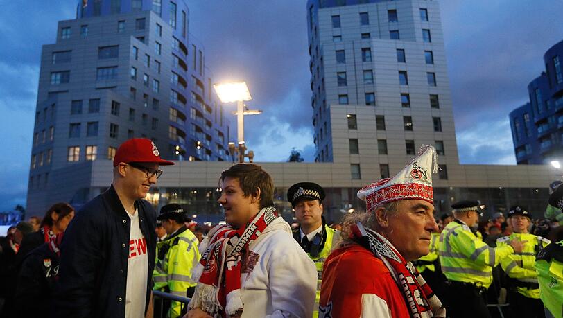Einige Kölner Fans hatten sich mit Tickets für den neutralen Zuschauer-Bereich eingedeckt. Einige Kölner Fans hatten sich mit Tickets für den neutralen Zuschauer-Bereich eingedeckt.